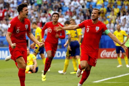 Harry Maguire celebra con Harry Kane el primer tanto de la selección inglesa frente a Suecia.