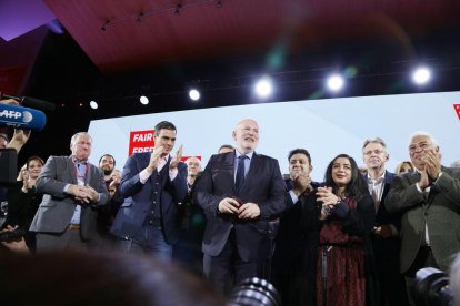 Pedro Sánchez, junto a Frans Timmermans, quien dijo que la única raza es la raza humana.