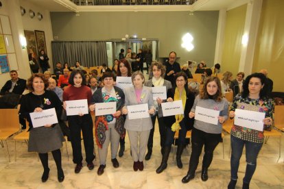 La diputada Carme Forcadell (centro), durante el acto de homenaje a la mujer organizado por ERC.