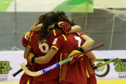 Jugadoras de la selección española celebran un gol.