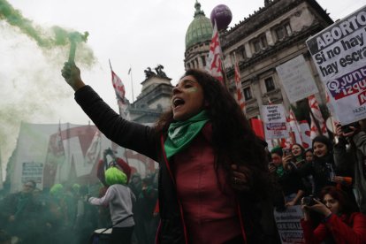 Una de las manifestantes ayer en el exterior del Senado en Buenos Aires.