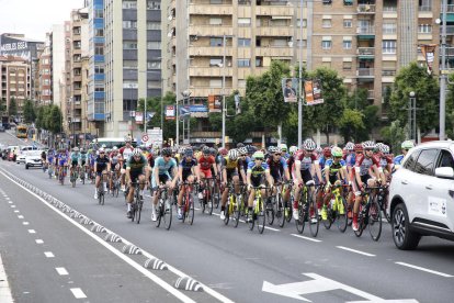 Els corredors circulant, encara en sortida neutralitzada, pel pont de la universitat.