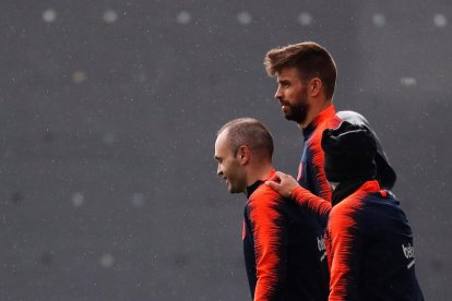 Iniesta, Piqué y Jordi Alba ayer durante el entrenamiento de la plantilla barcelonista.