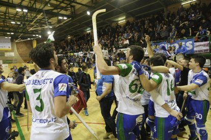 Los jugadores listados celebraron eufóricos la clasificación para los cuartos de final en un Onze de Setembre a rebosar.