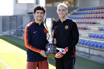 Carlos Aleñà, fill de l'exjugador de la UE Lleida Sisco Aleñà, sosté amb Cillesen el trofeu en disputa.