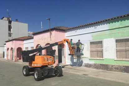 Los trabajos que están llevando a cabo en edificios de Alcarràs.