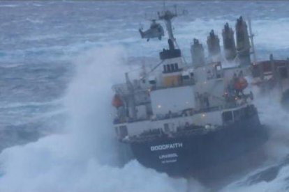 Un barco encallado, uno de los mayores riesgos para el mar.