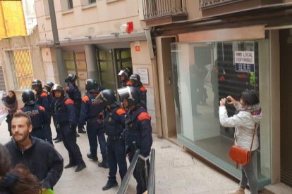 Instante en que los antidisturbios acudieron a las oficinas de Habitatge en el Eix.