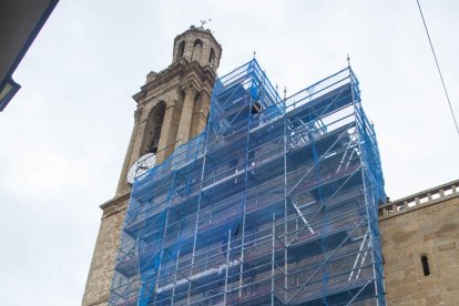 Les bastides que s’han instal·lat a la façana de l’església.