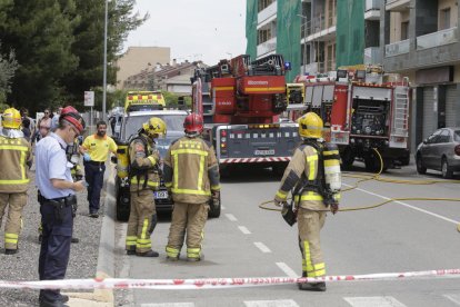 Desplegament ahir dels serveis d’emergències en un incendi a l’avinguda Lleida de Torrefarrera.