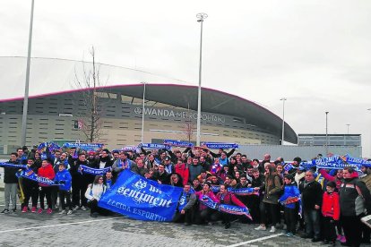 Seguidors de la penya És Un Sentiment, ahir a Madrid.