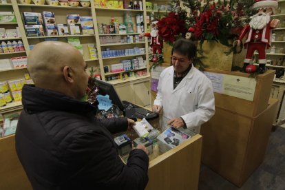 Imagen de archivo de una farmacia en Lleida.