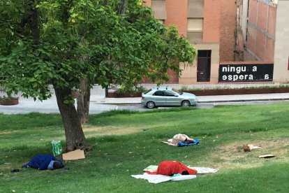 Temporeros durmiendo al raso en la falda de la Seu Vella.