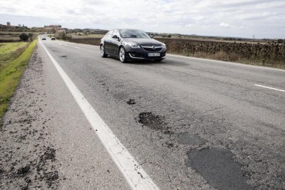 Agujeros en la calzada de la carretera L-310 entre Tàrrega y Guissona, un tramo reparado hace un año. 