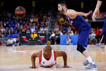 Juan Carlos Navarro, ante el jugador del Baskonia Granger.