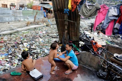 Un canal lleno de basura en Manila.