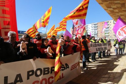 Un momento de la movilización sindical ante las puertas de la Llotja de Lleida.