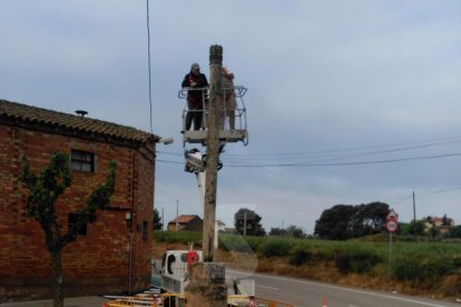 Los trabajos de retirada de la Cruz del Término del camino de los Erals