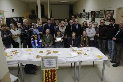 Jaume Solé Puig, al centre, va celebrar ahir el seu aniversari al costat de familiars i amics.