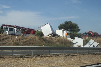 Dos grues retiraven ahir el camió accidentat dissabte a la nit a l’A-2 a Golmés.