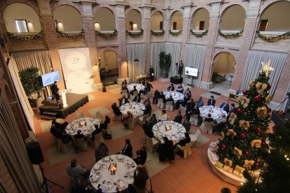 La sessió de ‘Diàlegs al Roser’ celebrada ahir al Parador (a dalt) amb una conferència a càrrec d’Enrique de las Morenas (a baix).