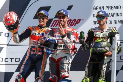 Dovizioso, Màrquez i Crutchlow celebren al podi de Misano.