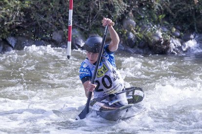 La urgellenca Núria Vilarrubla, durant la seua participació ahir a les semifinals de canoa al Canal Olímpic de la Seu.