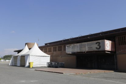 El pabellón 3 de los Camps Elisis, con dos carpas delante habilitadas para las Festes de Maig.