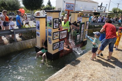 La barca Sèquia Gallery, una exposició de fotos de les 29 edicions d’aquesta activitat nàutica.