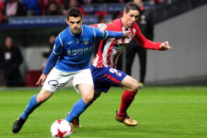 Aitor Núñez, que es va lesionar durant el partit, pugna amb Fernando Torres.