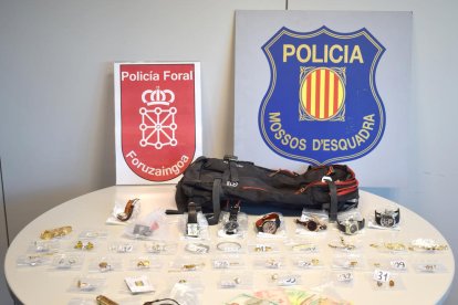 Los Mossos y la Policía Foral de Navarra desarticulan en Lleida una organización acusada de cometer 22 robos