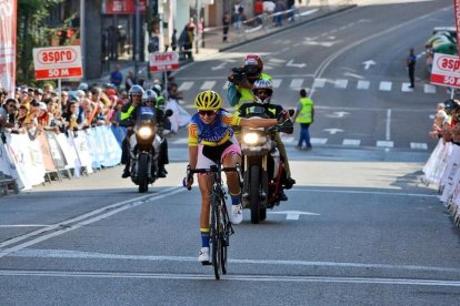 Maria Banlles, en el moment d’arribar en solitari a la meta com a vencedora.