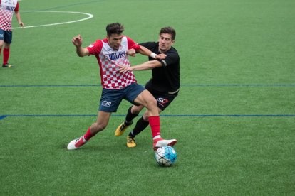 Hichem prova de controlar una pilota davant de la pressió d’un jugador de l’Andorra ahir durant el partit.