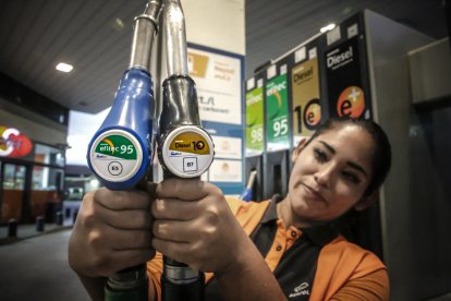 Una gasolinera de Lleida, amb les noves etiquetes.