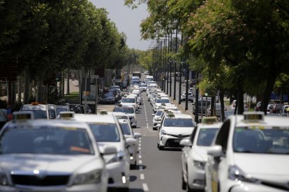 Taxistas leridanos hicieron una marcha lenta el 31 de julio en motivo de la huelga de Barcelona.