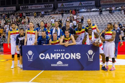 Els jugadors de l’Andorra posen a la pista del Barris Nord amb la Lliga Catalana.