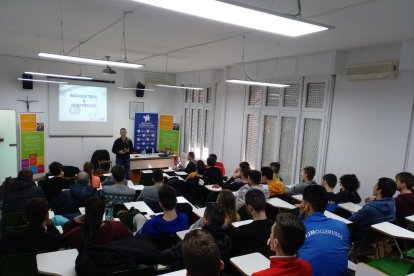 Toni Pagan, àrbitre lleidatà de LEB, impartint ahir la xarrada als alumnes de l’Episcopal.