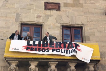 L'alcalde, juntament amb dos edils d'ERC, han col·locat de nou la pancarta.