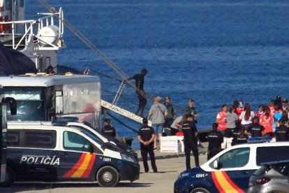 Llegada ayer de los inmigrantes rescatados en aguas libias al muelle de San Roque, en Cádiz. 