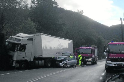 Imatge de l’estat dels dos vehicles després del sinistre, que va tenir lloc ahir al quilòmetre 126 de l’N-230.