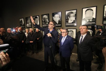 Tatxo Benet va provar de calmar els ànims perquè parlés l’alcalde. Després de la inauguració va tornar la calma i el públic omplia la sala.