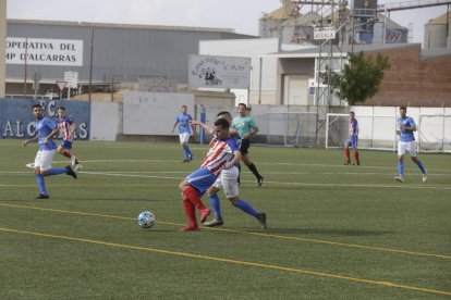 Un jugador de l’Agramunt intenta controlar l’esfèric davant la pressió d’un rival.