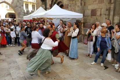 Los bailes tradicionales llenaron ayer el centro de La Seu d’Urgell. 