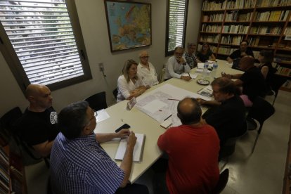 La plataforma contraria a los cambios se reunió ayer con el teniente de alcalde Fèlix Larrosa.