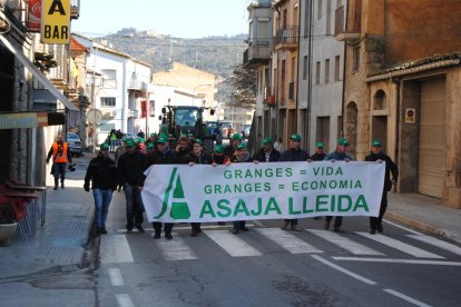 Los ganaderos avanzaron en marcha lenta cortando la C-14 hasta el centro de Ponts. 