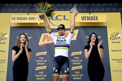 El eslovaco Peter Sagan, con el maillot de campeón del mundo en ruta, se hizo ayer con el liderato del Tour de Francia.