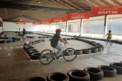 Unos alumnos haciendo una de las pruebas prácticas del Parc Infantil de Trànsit en el Turó de Gardeny. 