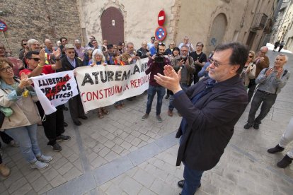 Salvador Bori recibió ayer el apoyo de unas 200 personas en los juzgados de Cervera.