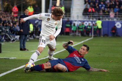 Luka Modric, en una acció del partit amb Chimy Ávila, ahir a El Alcoraz.