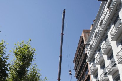 Una grúa trasladó ayer diversas estructuras a la zona. 